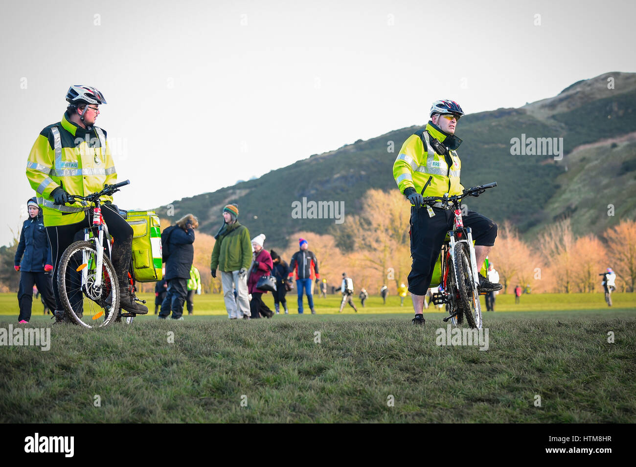 Edimbourg, Ecosse, ROYAUME UNI - 10 janvier 2015 - Premiers soins agents au Grand Cross Country Édimbourg Run. Banque D'Images
