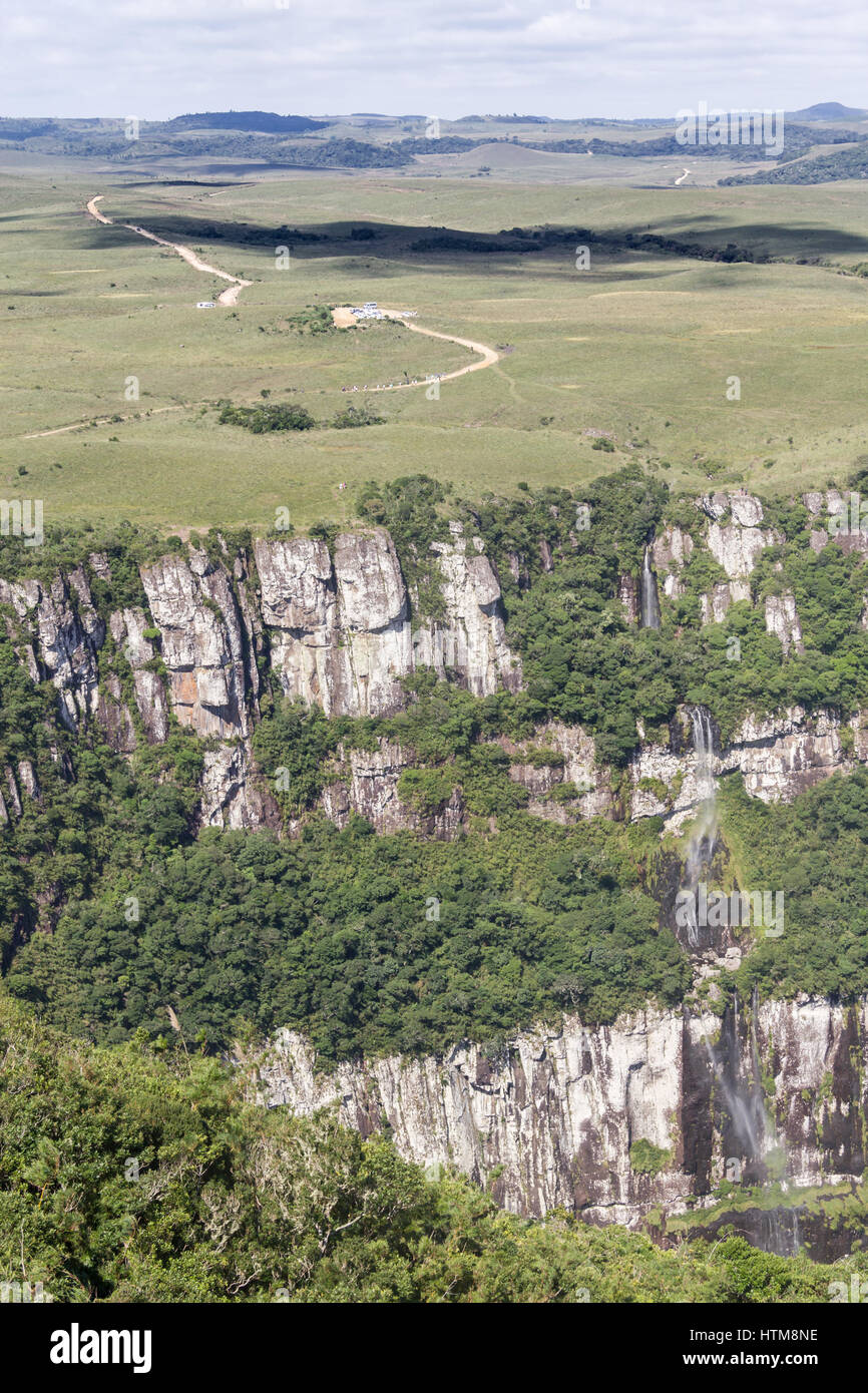 Chute d'eau à Fortaleza Canyon, Cambara do Sul, Rio Grande do Sul, Brésil Banque D'Images