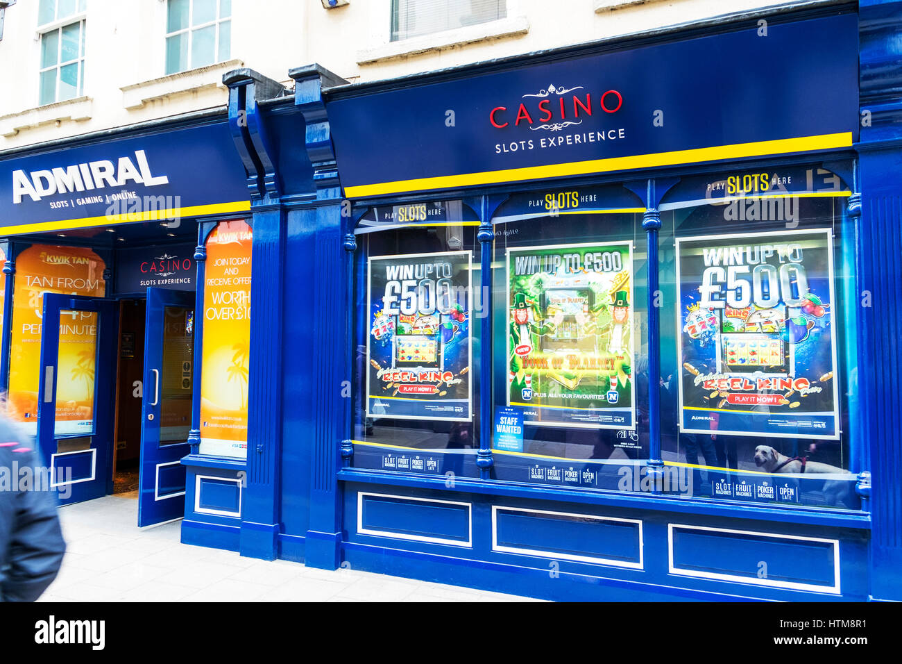 Machine à sous slots casino Admiral Admiral arcade arcade jeu slots Admiral casino casinos UK Angleterre high street shop store front signe signes Banque D'Images