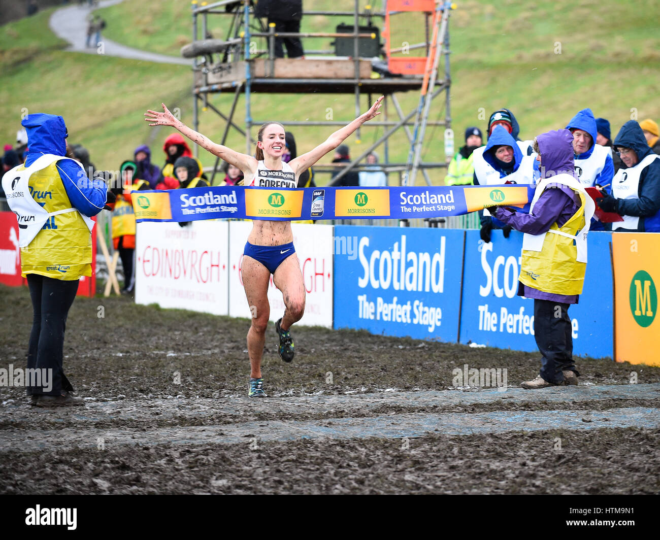 Édimbourg, Écosse, Royaume-Uni, 10 janvier 2015 - Émilie Gorecka de GBR remporte le Senior Woman's 6k course à la grande course de cross-country d'Édimbourg. Banque D'Images