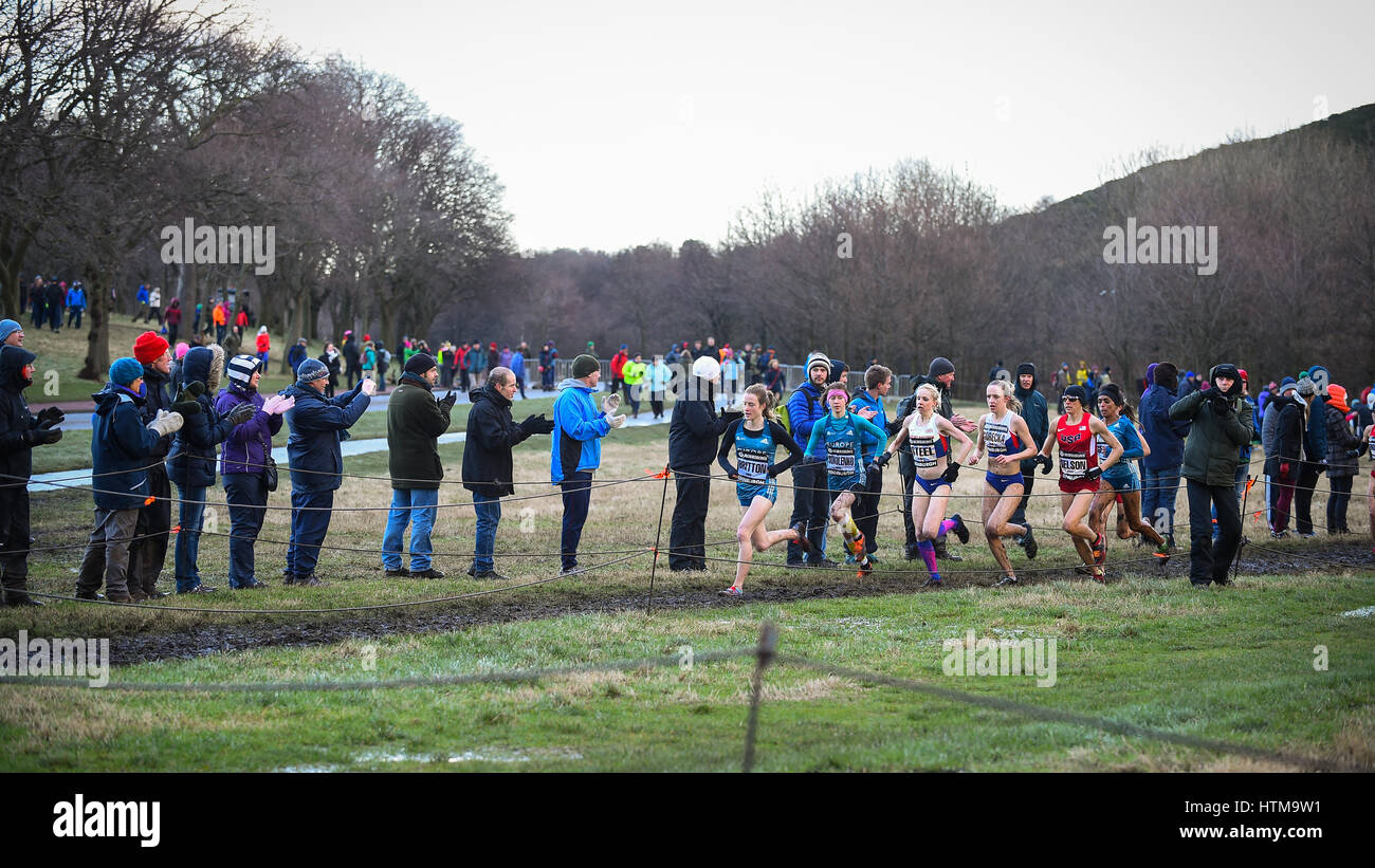 ÉDIMBOURG, ÉCOSSE, Royaume-Uni, 10 janvier 2015 - le public profite de la Great Edinburgh Cross Country Run malgré le mauvais temps. Banque D'Images