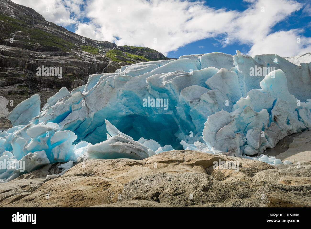 La grotte de glace du glacier Nigardsbreen Banque D'Images