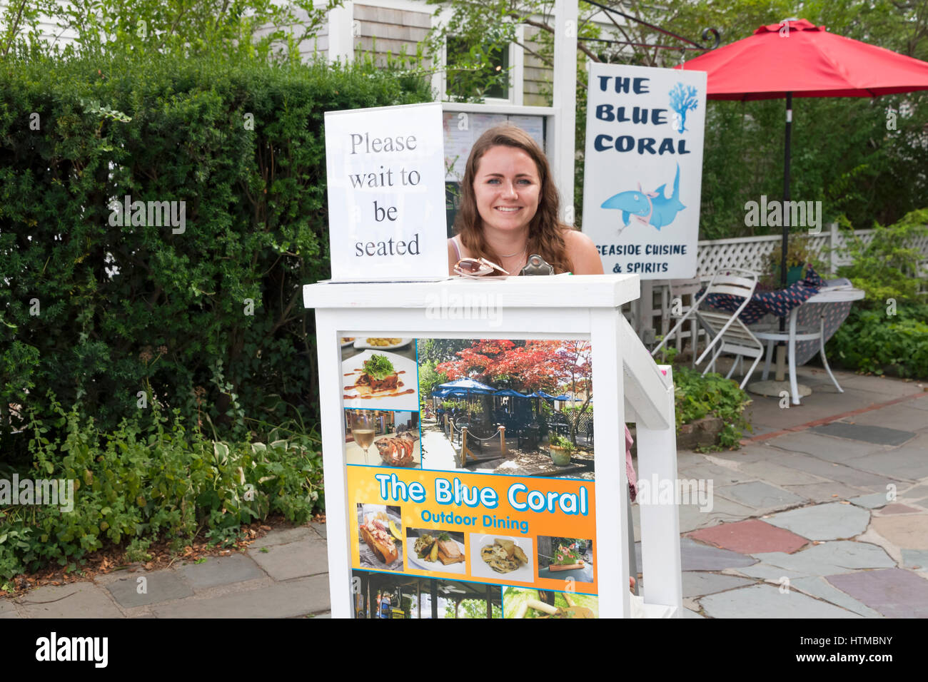 College student's emploi d'été comme un restaurant hôtesse. Banque D'Images