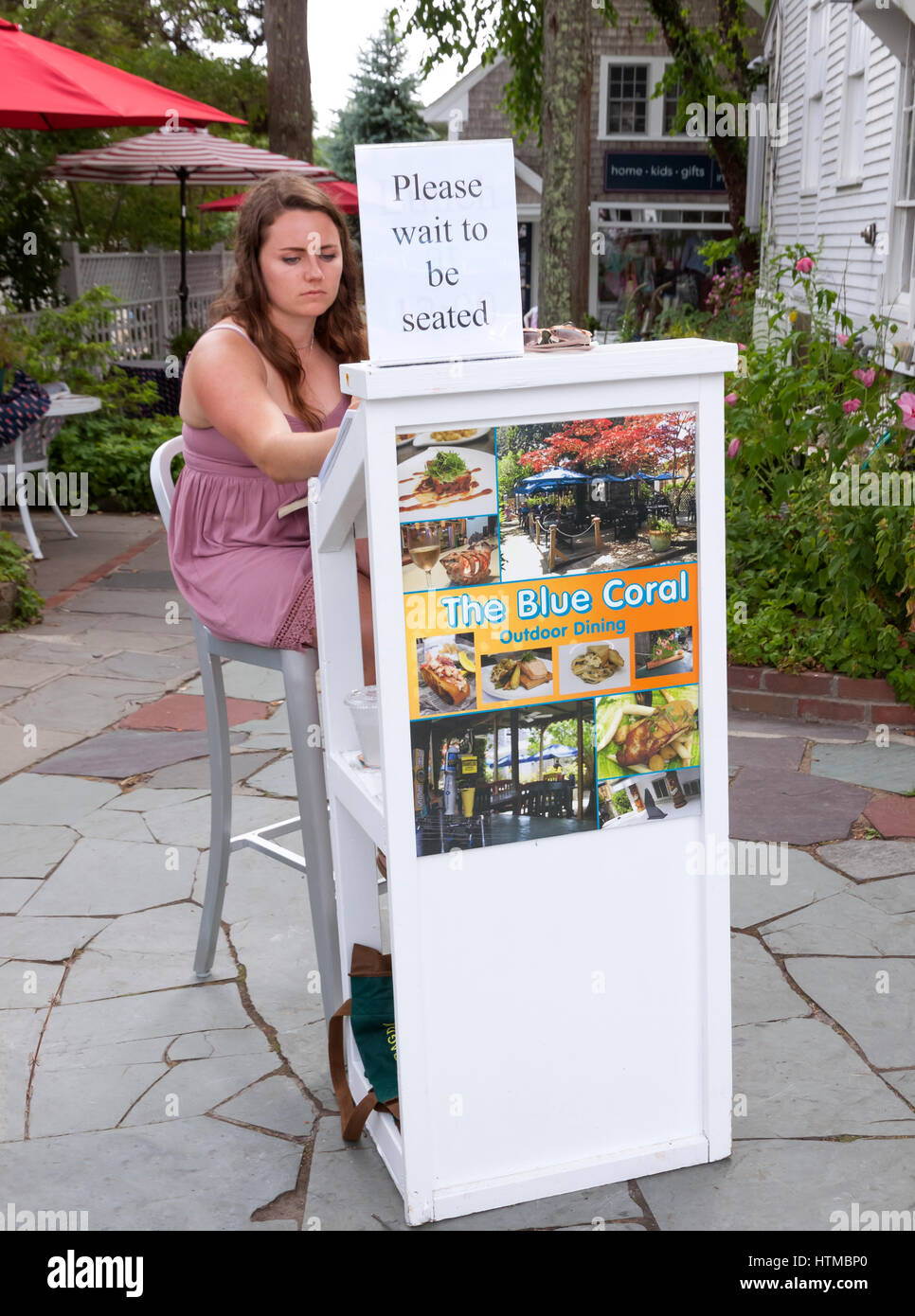 College student's emploi d'été comme un restaurant hôtesse. Banque D'Images