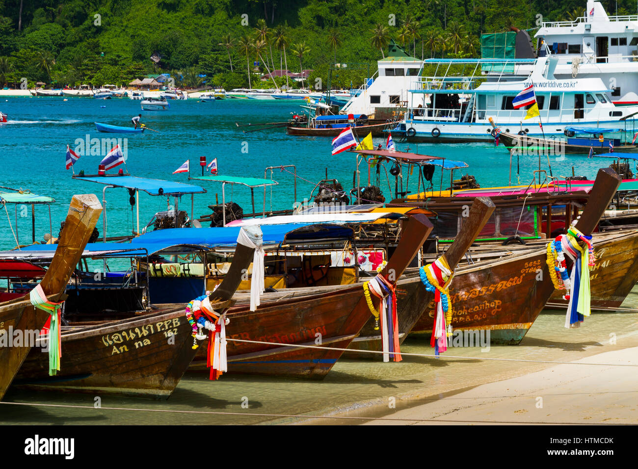 Bateau Longtail sur village de Ton Sai. Phi Phi Don island. La province de  Krabi, mer d'Andaman, en Thaïlande Photo Stock - Alamy