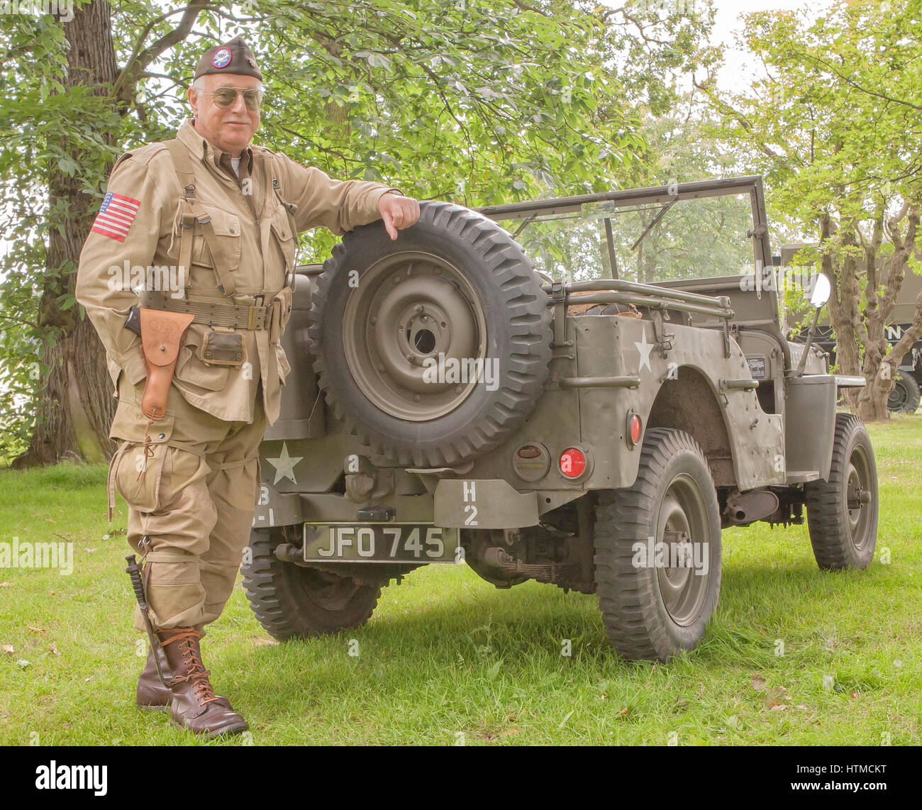 Soldat américain posant avec Vintage jeep Banque D'Images