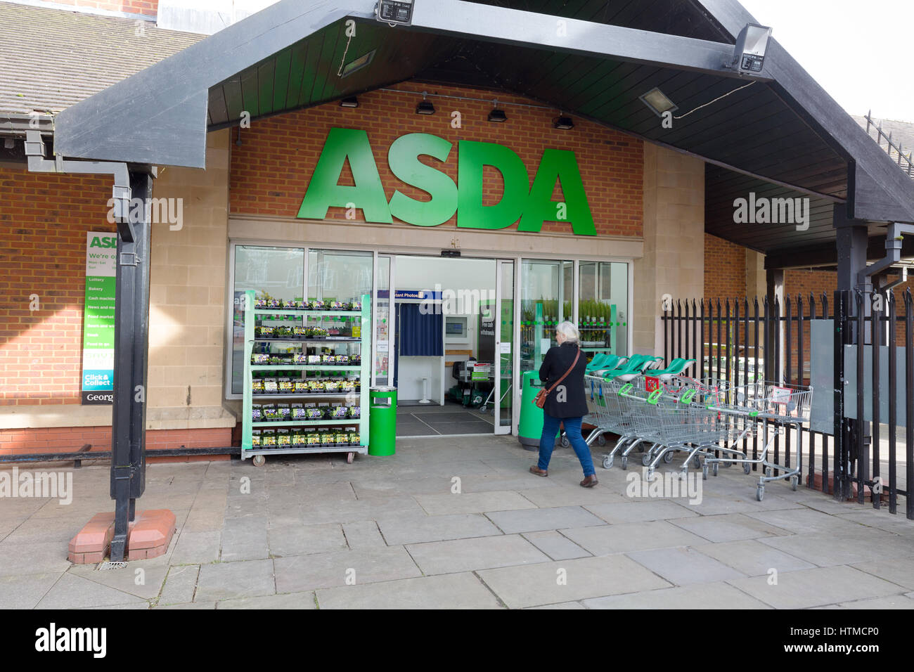 Entrée privée, supermarché Asda Worcestershire England UK Pershore Banque D'Images