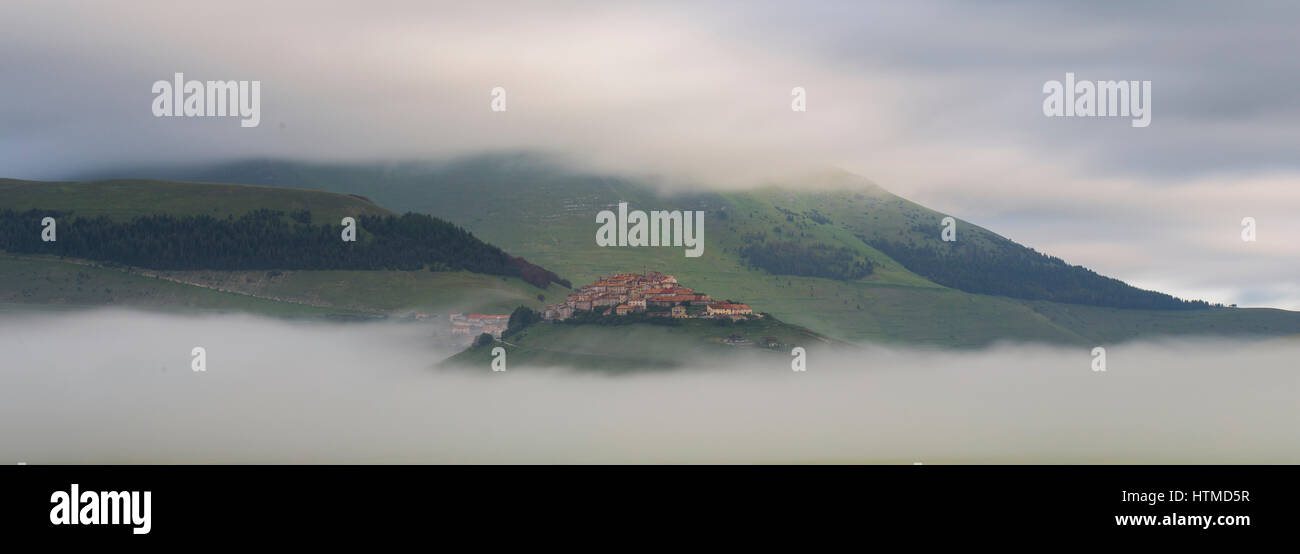 Castelluccio, Italie dans le brouillard au petit matin Banque D'Images