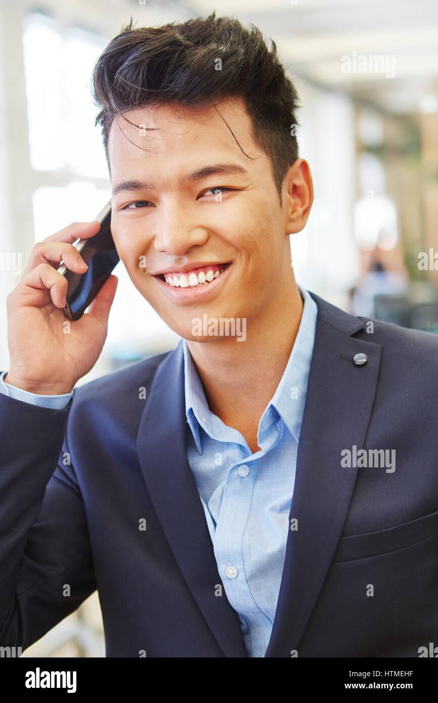 Homme joyeux heureux au sujet de l'appel bureau start-up Banque D'Images