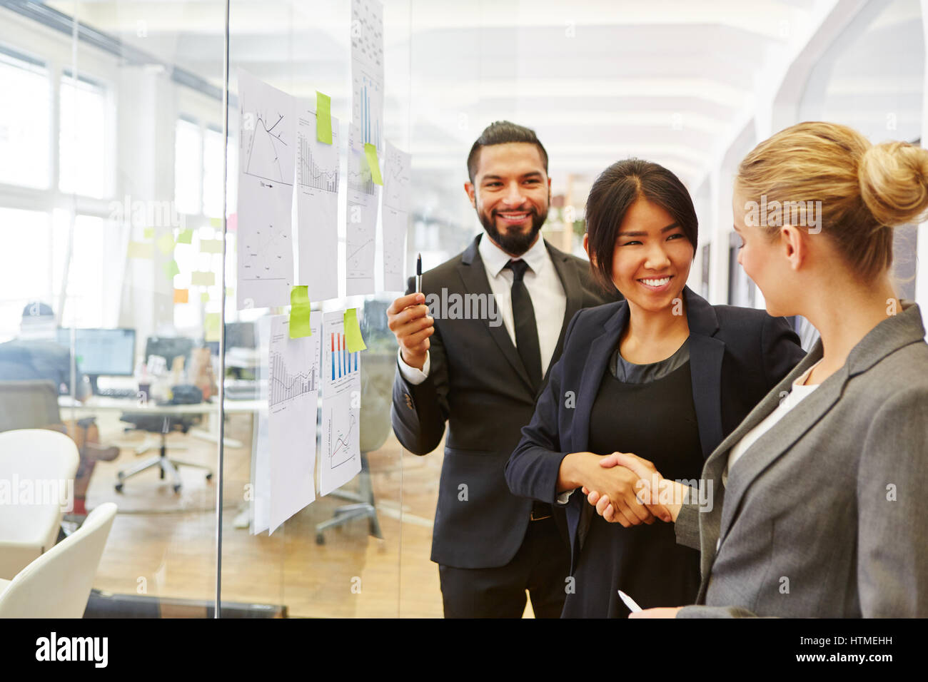 Business people handshake in office comme signe d'accord et de partenariat Banque D'Images