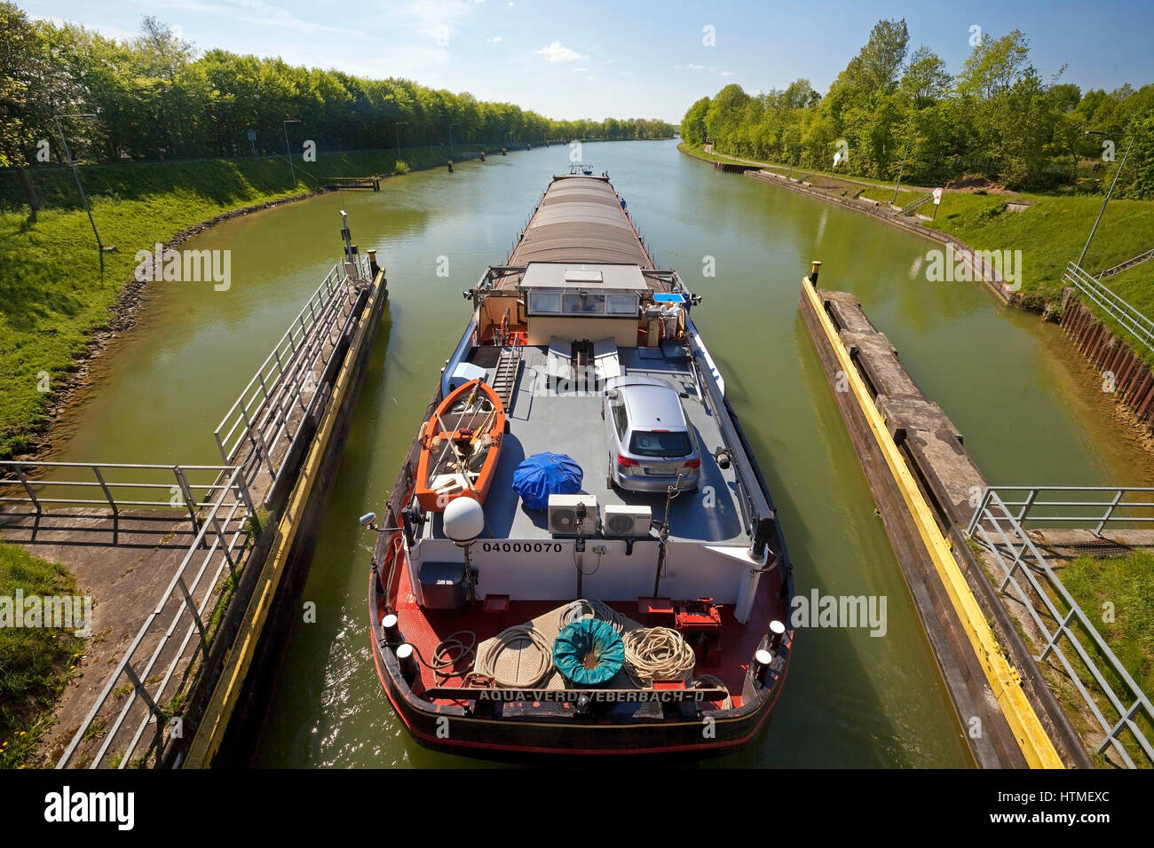 Chaland voyageant de la Grande Schleuse Altenkrempe sur le canal Dortmund-Ems, Hörstel, Münsterland, Rhénanie du Nord-Westphalie Banque D'Images