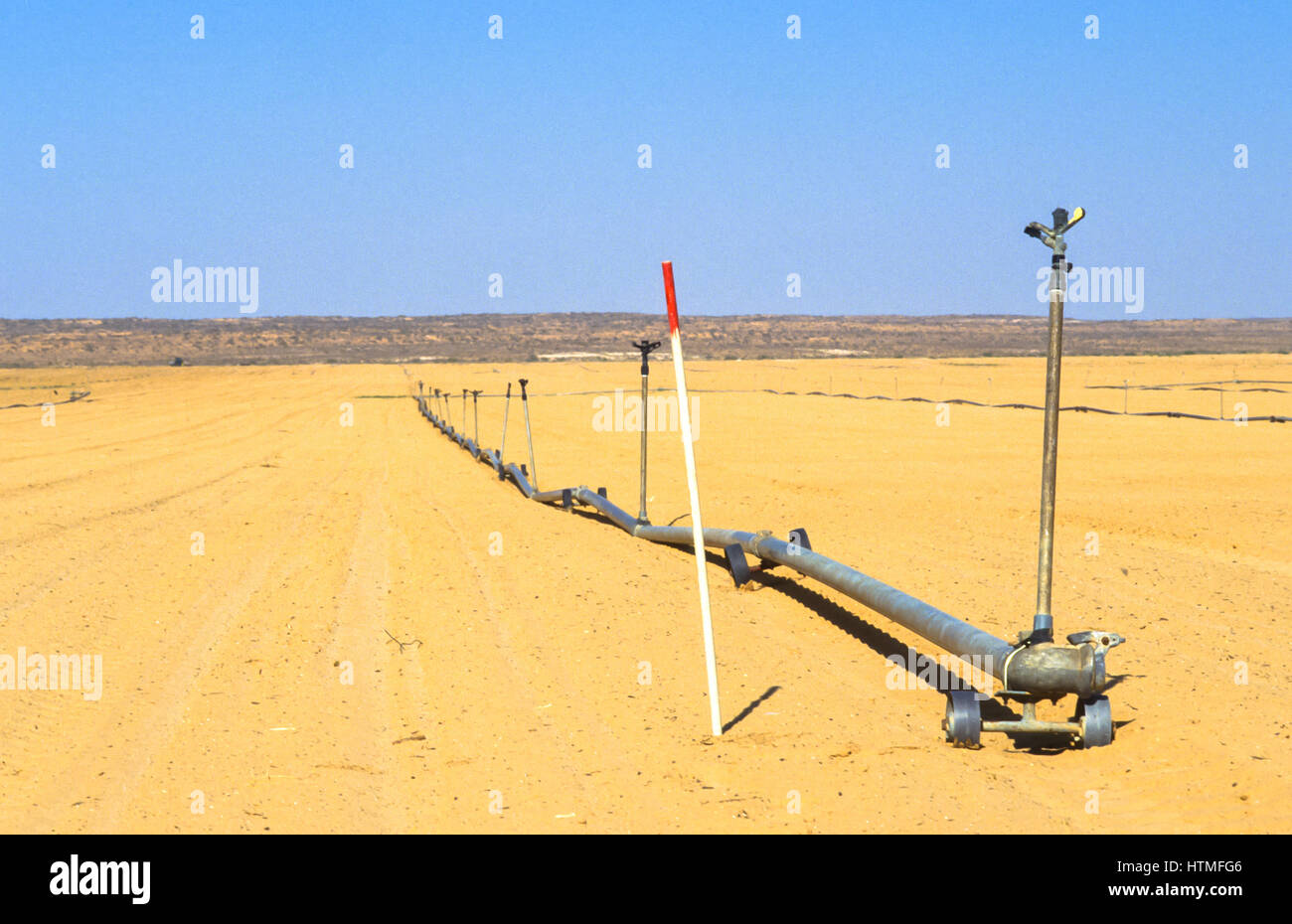 À l'irrigation sur le terrain sec en Israël Banque D'Images