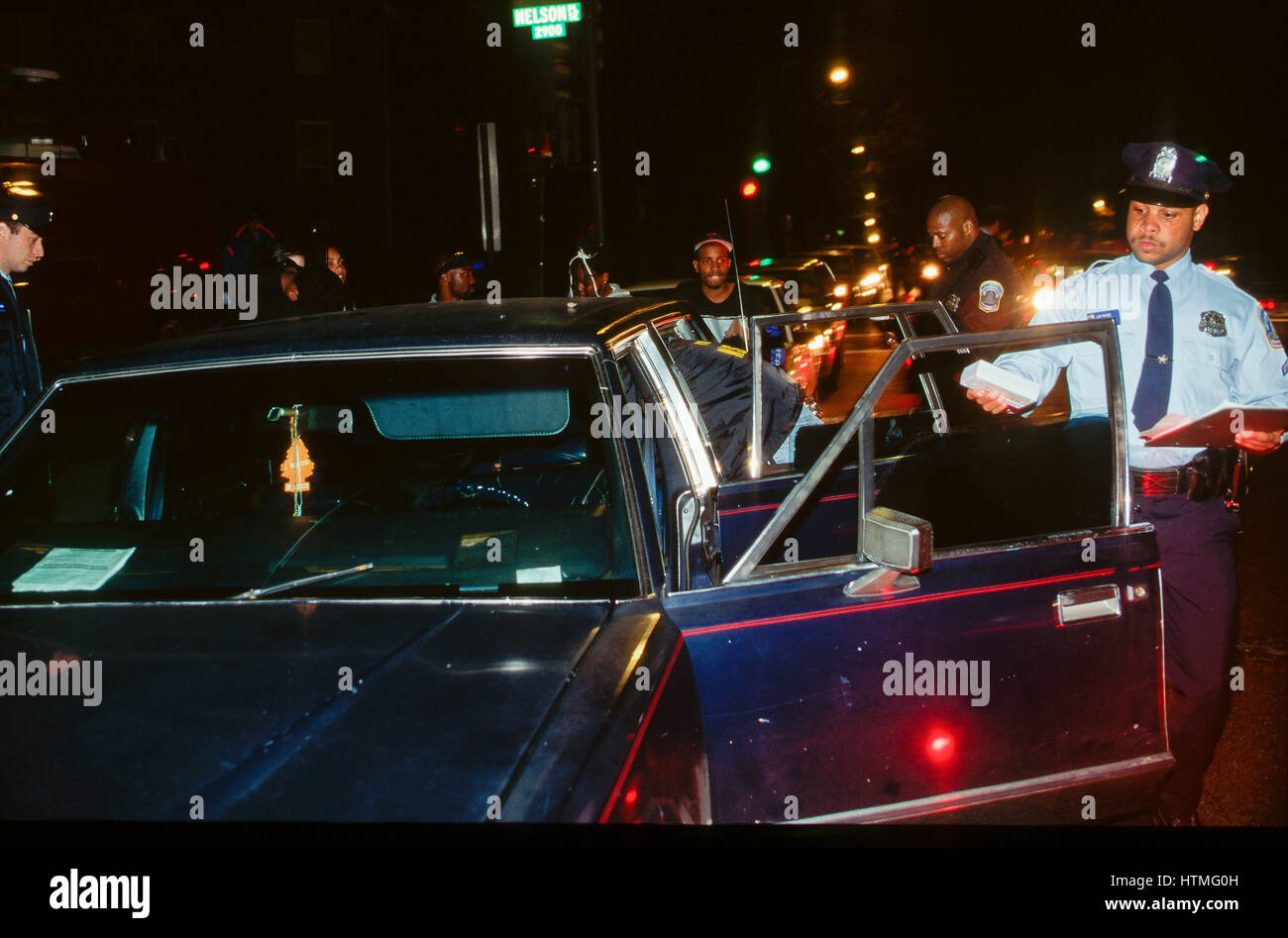 Les agents de police à l'aide de la cause probable de fenêtre teintant illégal mener une vérification au hasard des véhicules à un barrage routier dans la région de DuPont Park SE un médicament et le crime à lieu à Washington DC., 1996. Photo par Mark Reinstein Banque D'Images