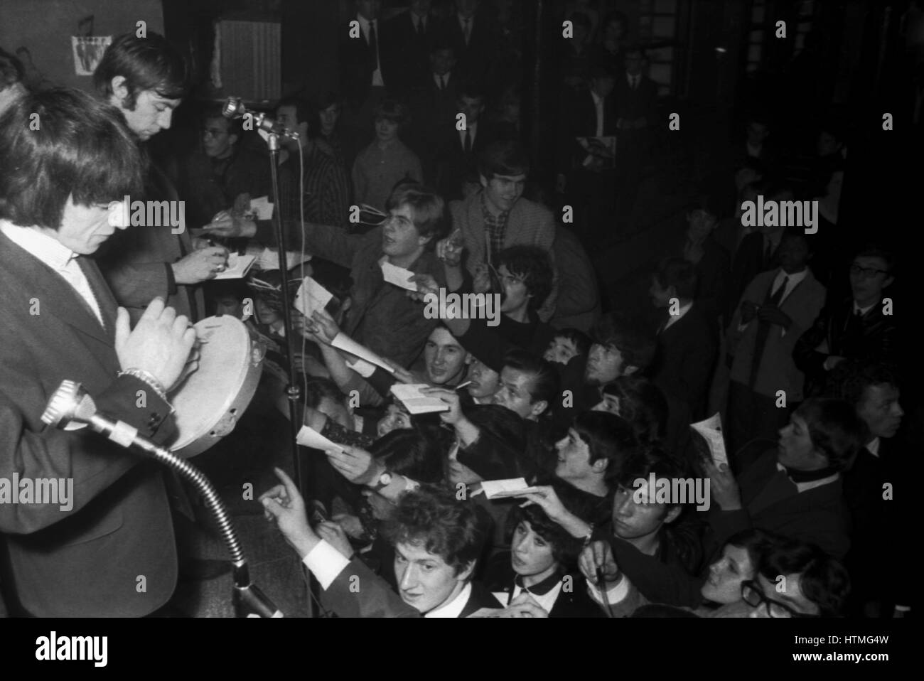 Charlie Watts et Bill Wyman, les membres des Rolling Stones, de signer des autographes sur la scène du Golf-Drouot à Paris en 1965. Banque D'Images
