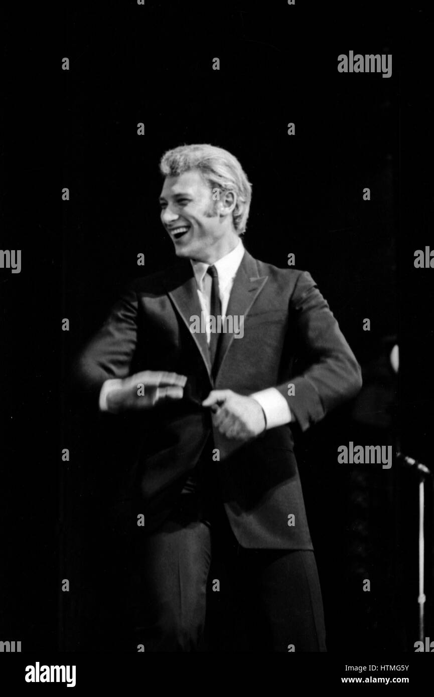 Johnny Hallyday l'exécution à l'Olympia de Paris Hall en novembre 1965. Banque D'Images