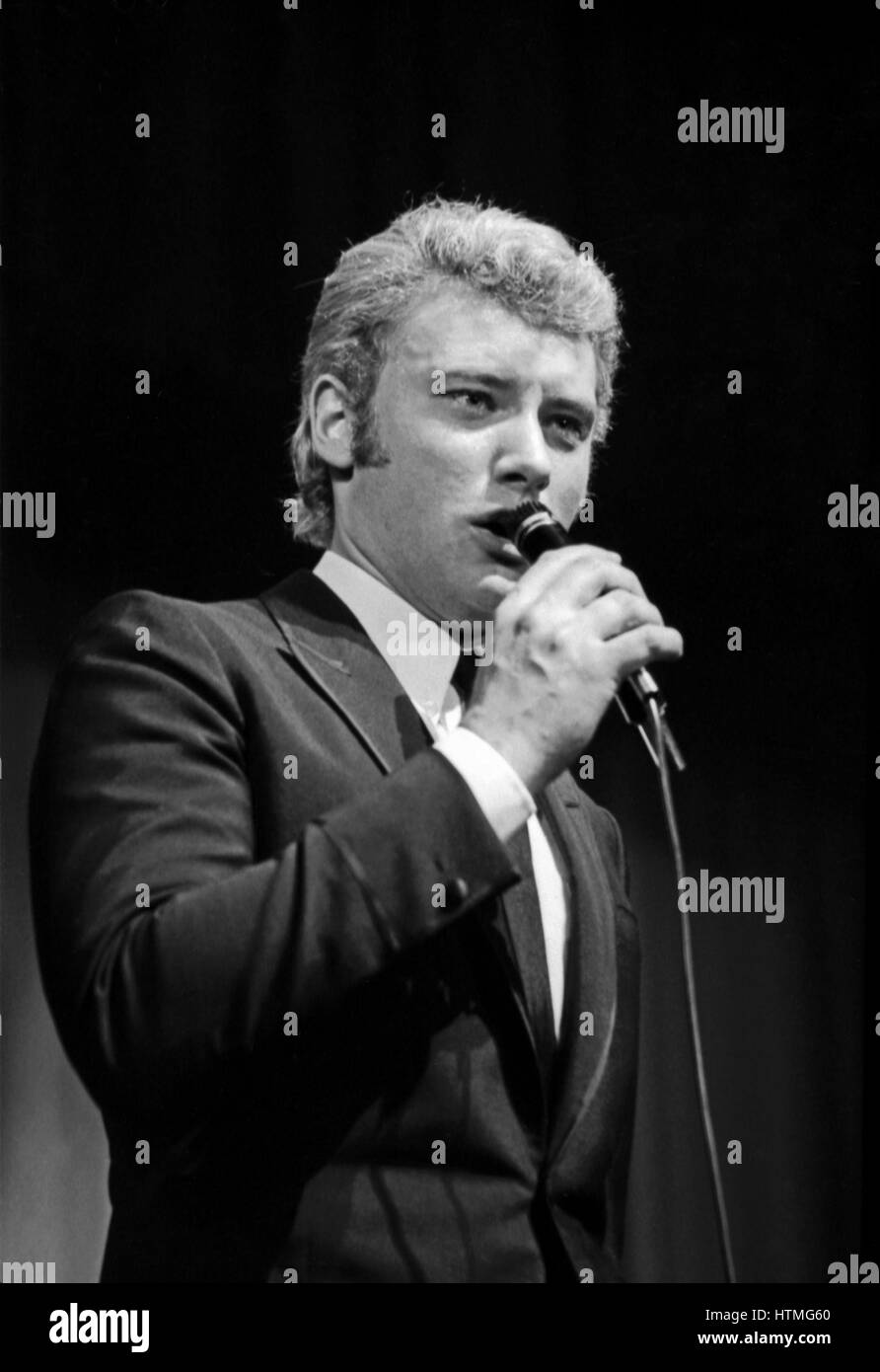 Johnny Hallyday l'exécution à l'Olympia de Paris Hall en novembre 1965. Banque D'Images