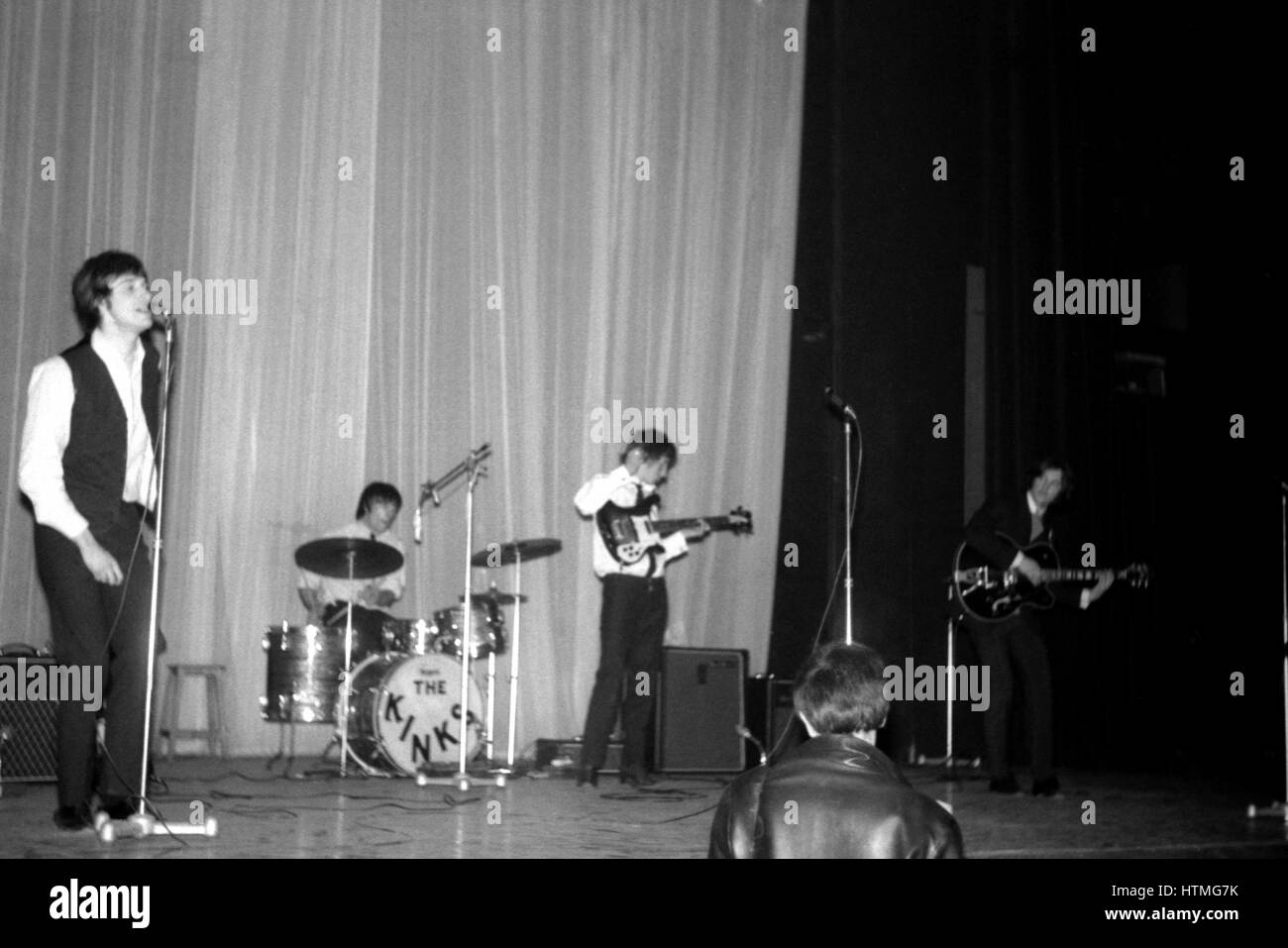 Groupe de rock britannique The Kinks, sur la scène de l'Olympia de Paris en 1964. De gauche à droite : Ray Davies, Mick Avory, Pete Mühlner Motorsport et Dave Davies. Banque D'Images