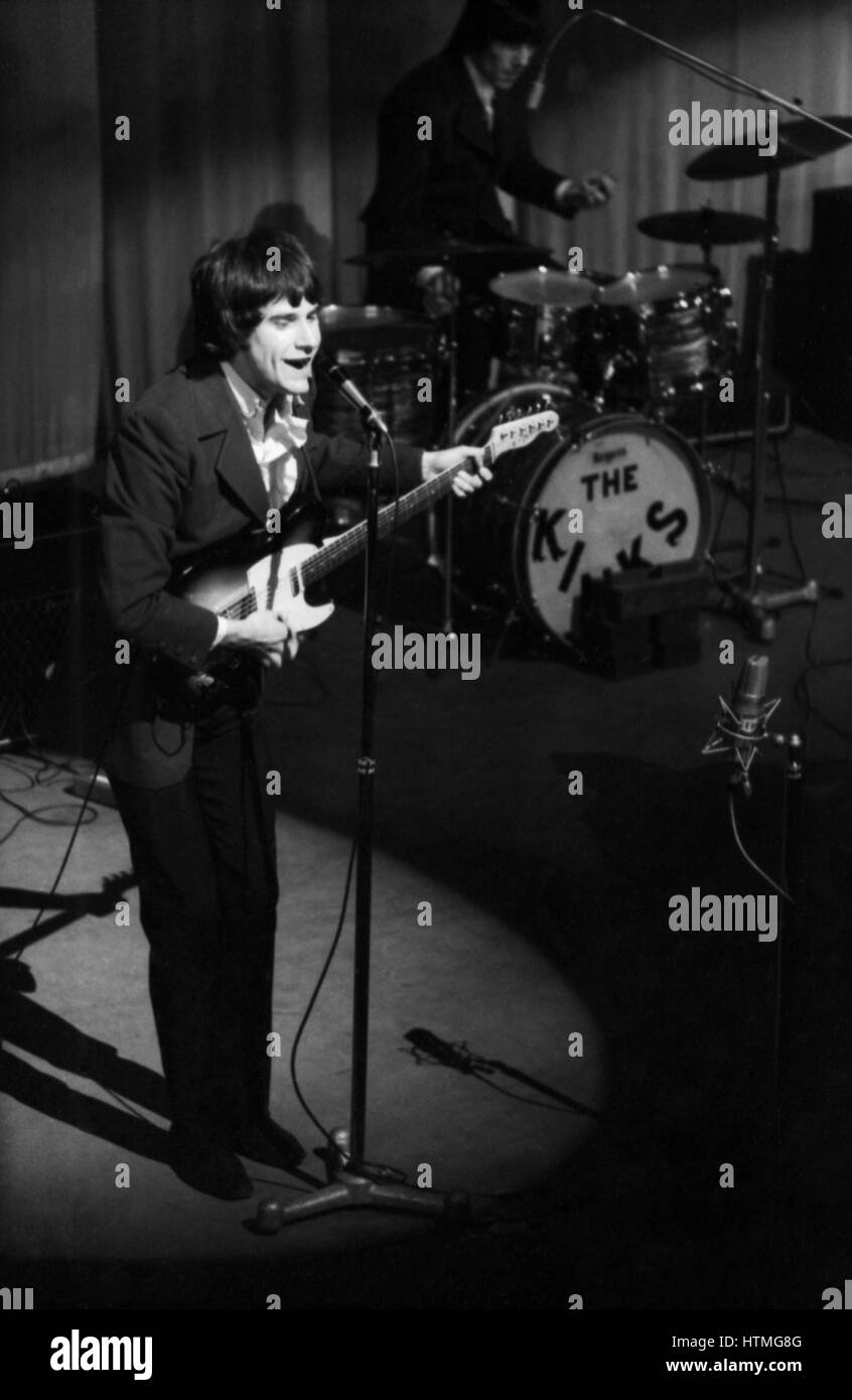 Ray Davies, chanteur du groupe de rock britannique The Kinks, sur la scène de l'Olympia de Paris en 1964. Banque D'Images