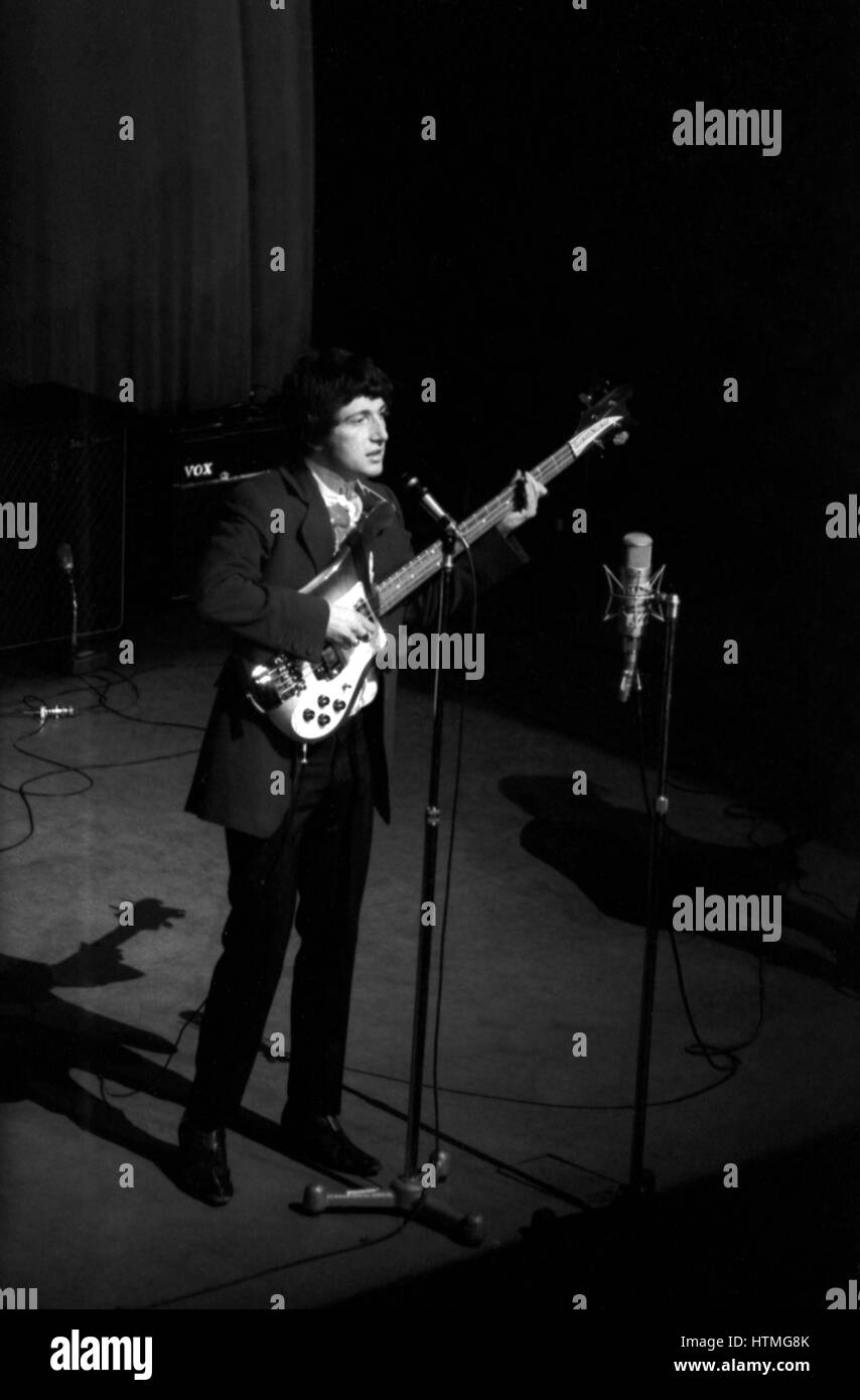 Pete Mühlner Motorsport, membre de la groupe de rock britannique The Kinks, sur la scène de l'Olympia de Paris en 1964. Banque D'Images