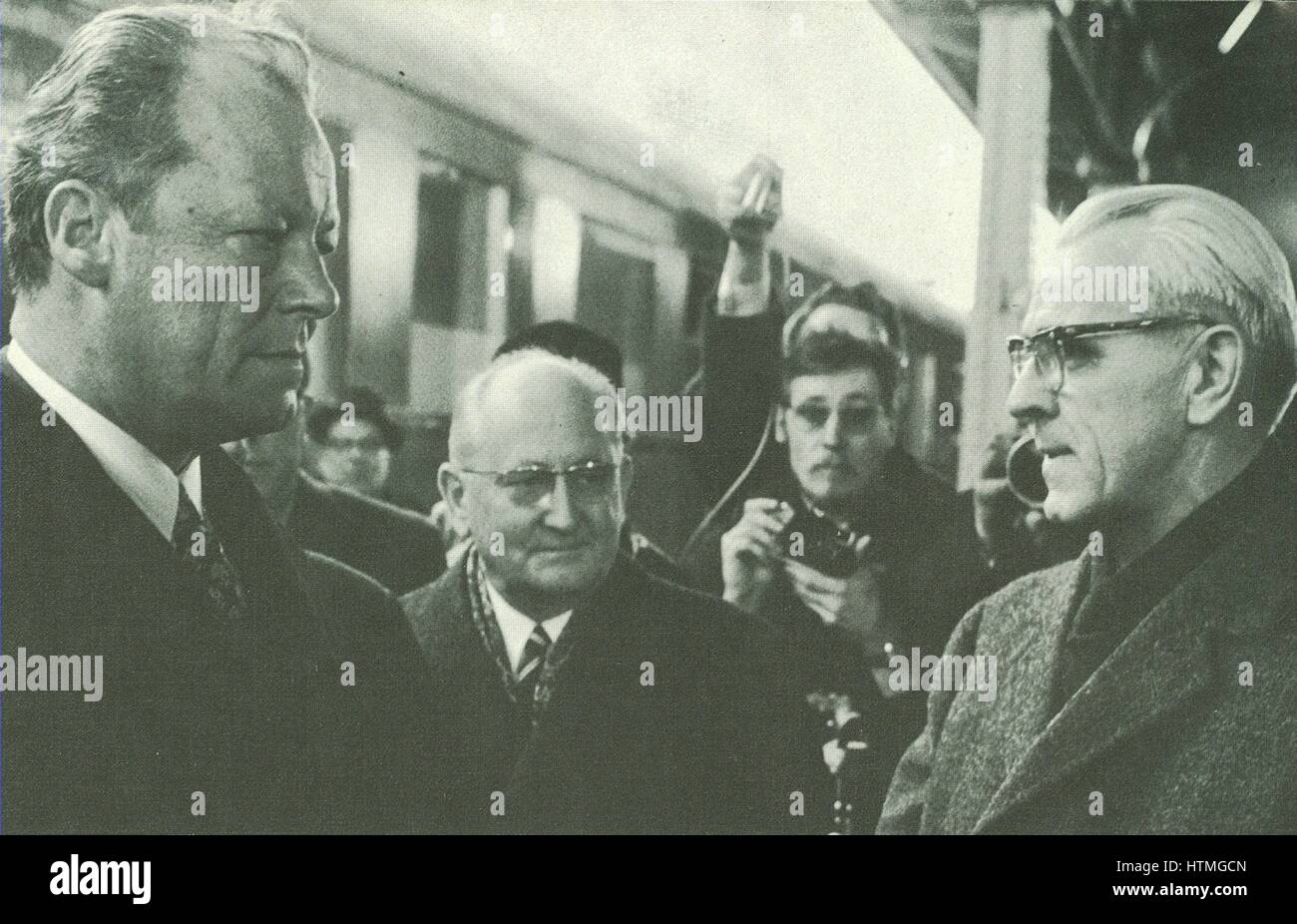 Willy Brandt (1913-1992), Chancelier de l'Allemagne de l'Ouest 1969-1974, et leader du Parti Social-démocrate d'Allemagne (SPD) 1964-1987. réunion avec son homologue est-allemand, Premier Ministre Willi Stoph (1914-1999). La réunion a eu lieu en période de détente au cours de 1970. Banque D'Images