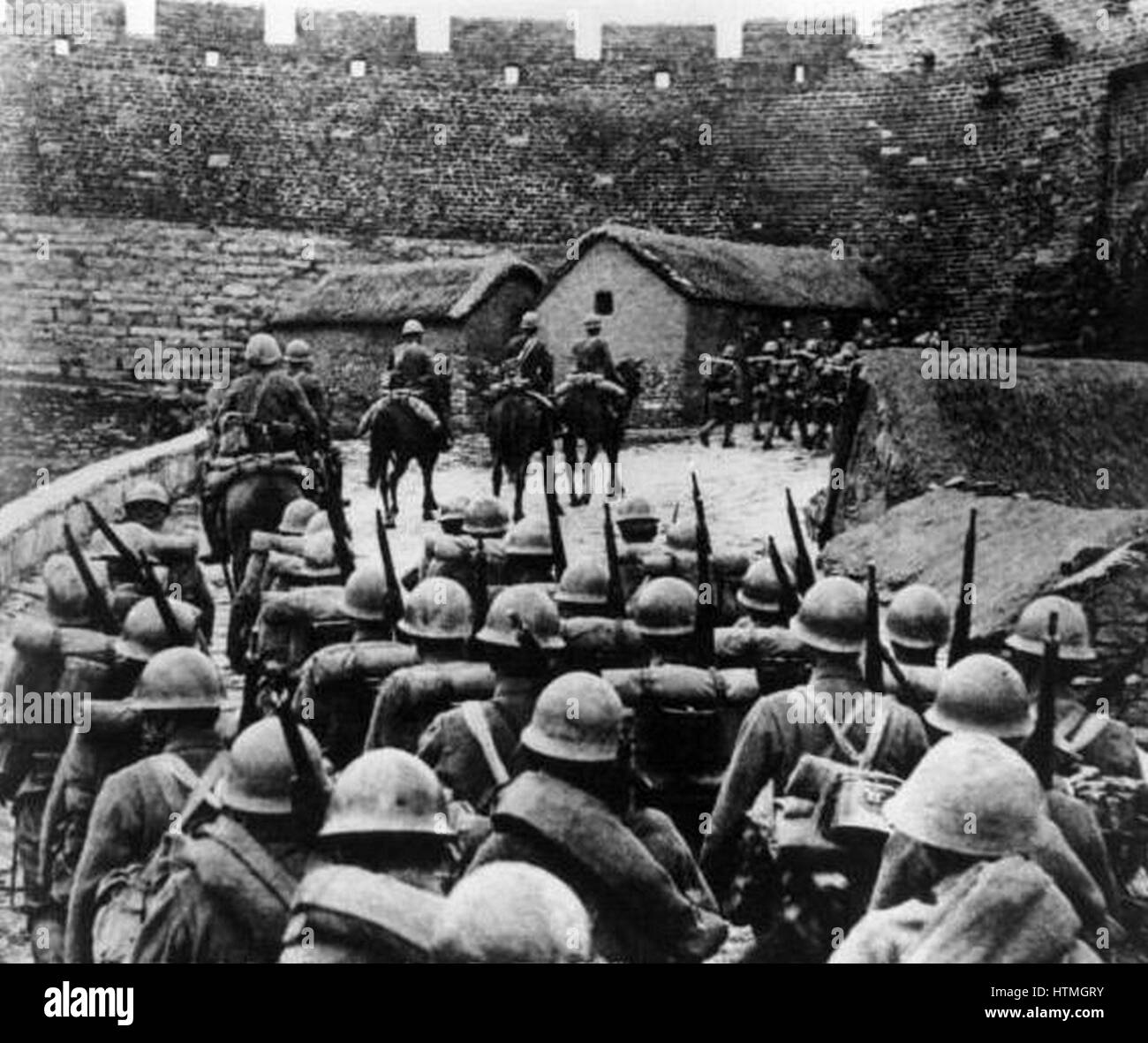 Les soldats japonais entrez le nom d'une ville en Chine, vers 1937, lors de l'invasion du nord-est de la Chine dans la la seconde guerre sino-japonaise (7 juillet 1937 - 9 septembre 1945). Banque D'Images