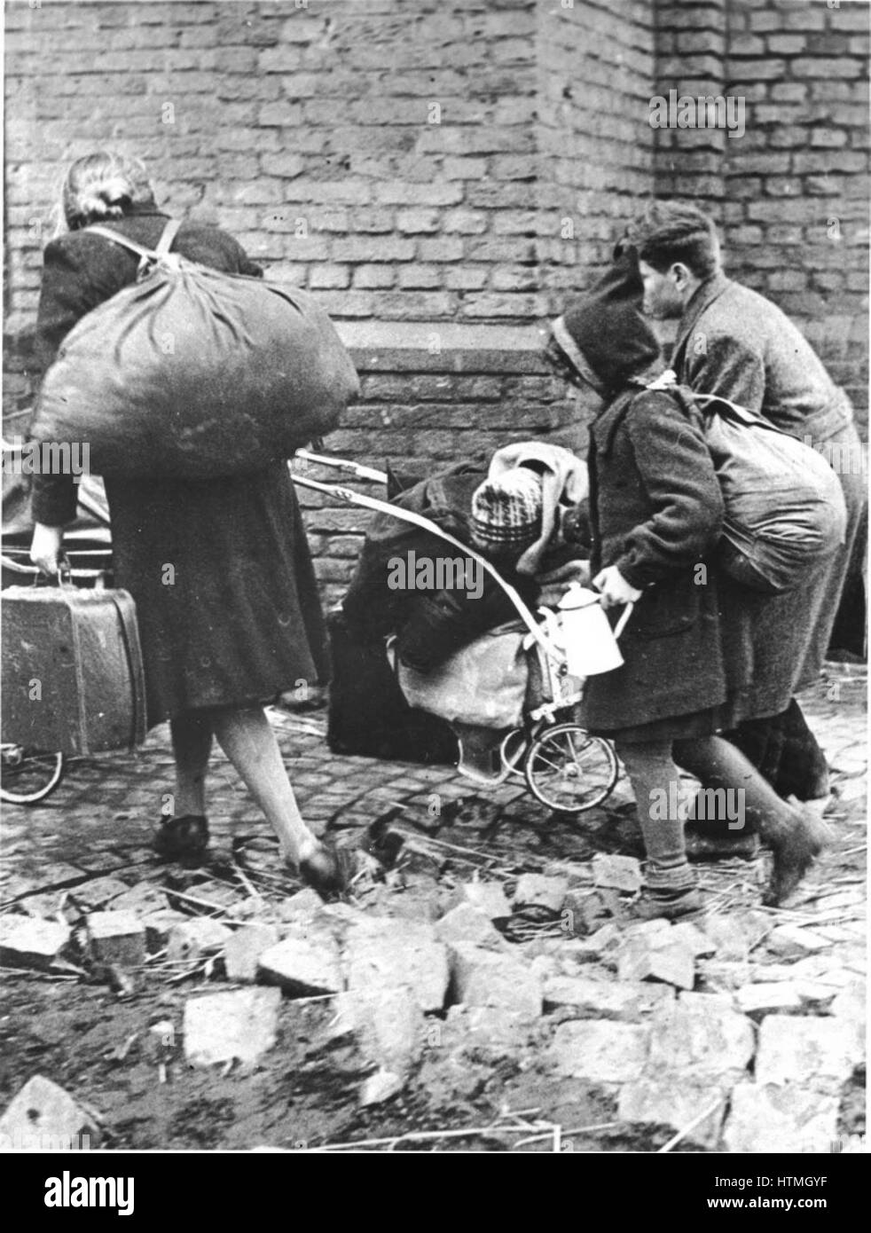 Dans une ville allemande en 1945 personnes pour rechercher un abri s'enfuit alors que la guerre se termine. Banque D'Images