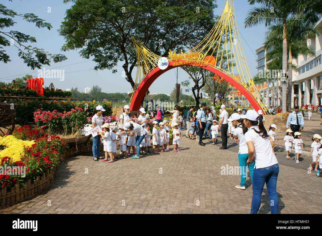 Ho Chi Minh ville, Viet Nam, Asian kid dans activité extérieure de l'éducation préscolaire, boy, girl en uniforme, les enfants vietnamiens visiter park au printemps, Vietnam Banque D'Images