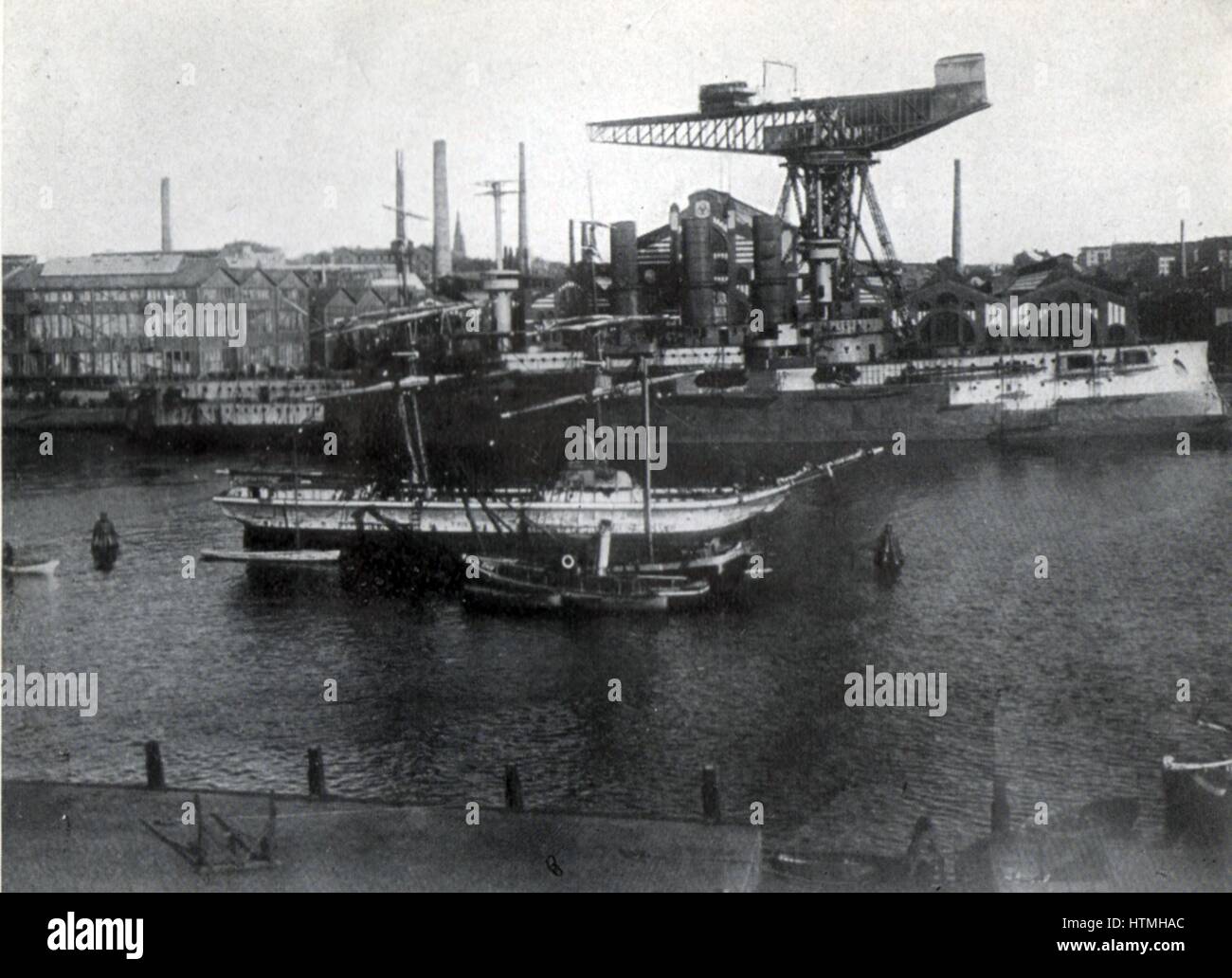 Des navires de guerre allemands en construction dans le chantier naval de la marine impériale à Kiel, au début du xxe siècle. Banque D'Images
