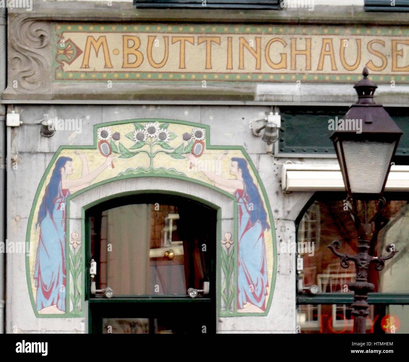 Détail d'une frise décorative art nouveau entourant la porte d'une boutique à Amsterdam. De style hollandais vers 1905 Banque D'Images