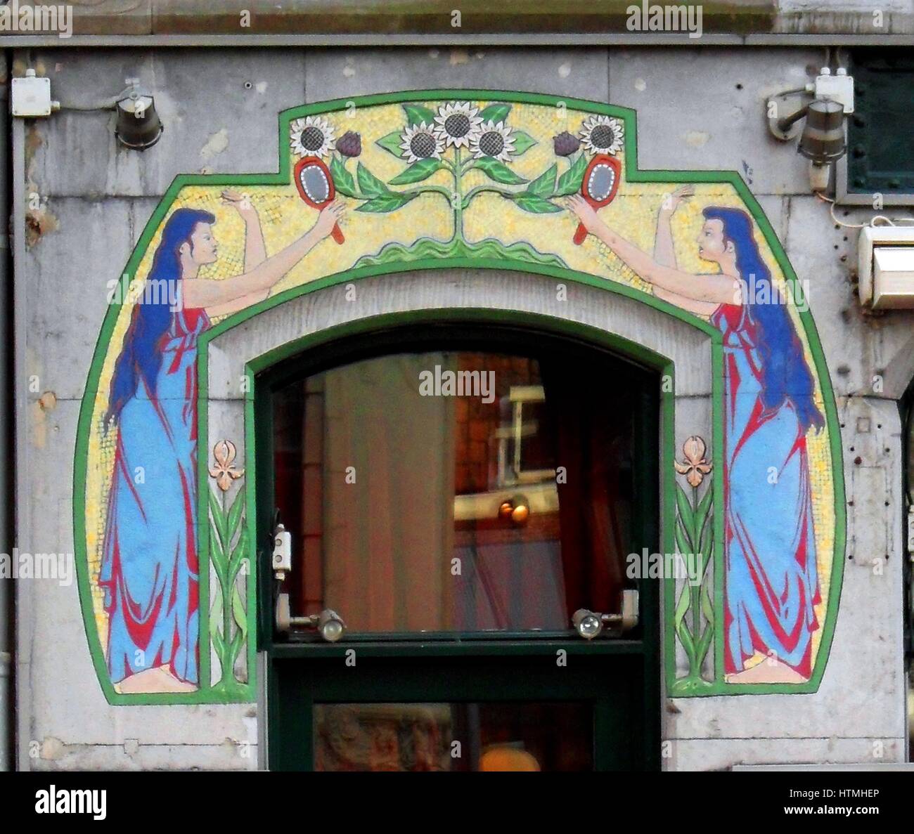 Détail d'une frise décorative art nouveau entourant la porte d'une boutique à Amsterdam. De style hollandais vers 1905 Banque D'Images