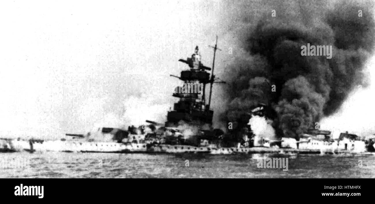 Le réarmement allemand et la militarisation : Seconde Guerre mondiale 'cuirassé de poche Admiral Graf Spee'. Après avoir coulé neuf navires marchands alliés dans l'Atlantique, elle fut traquée par des navires de guerre britanniques en décembre 1939 et a été endommagée par de la bataille qui s'il Banque D'Images