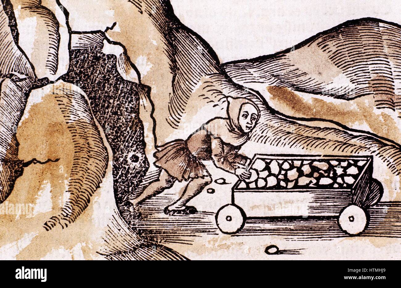 Miner portant Tunique ceinturée traditionnel et le capot et le collier, poussant le chariot complet de l'entrée de la mine. À partir de 'Margarita' Philosophica 1508 Bâle. Gravure sur bois en couleur à la main Banque D'Images