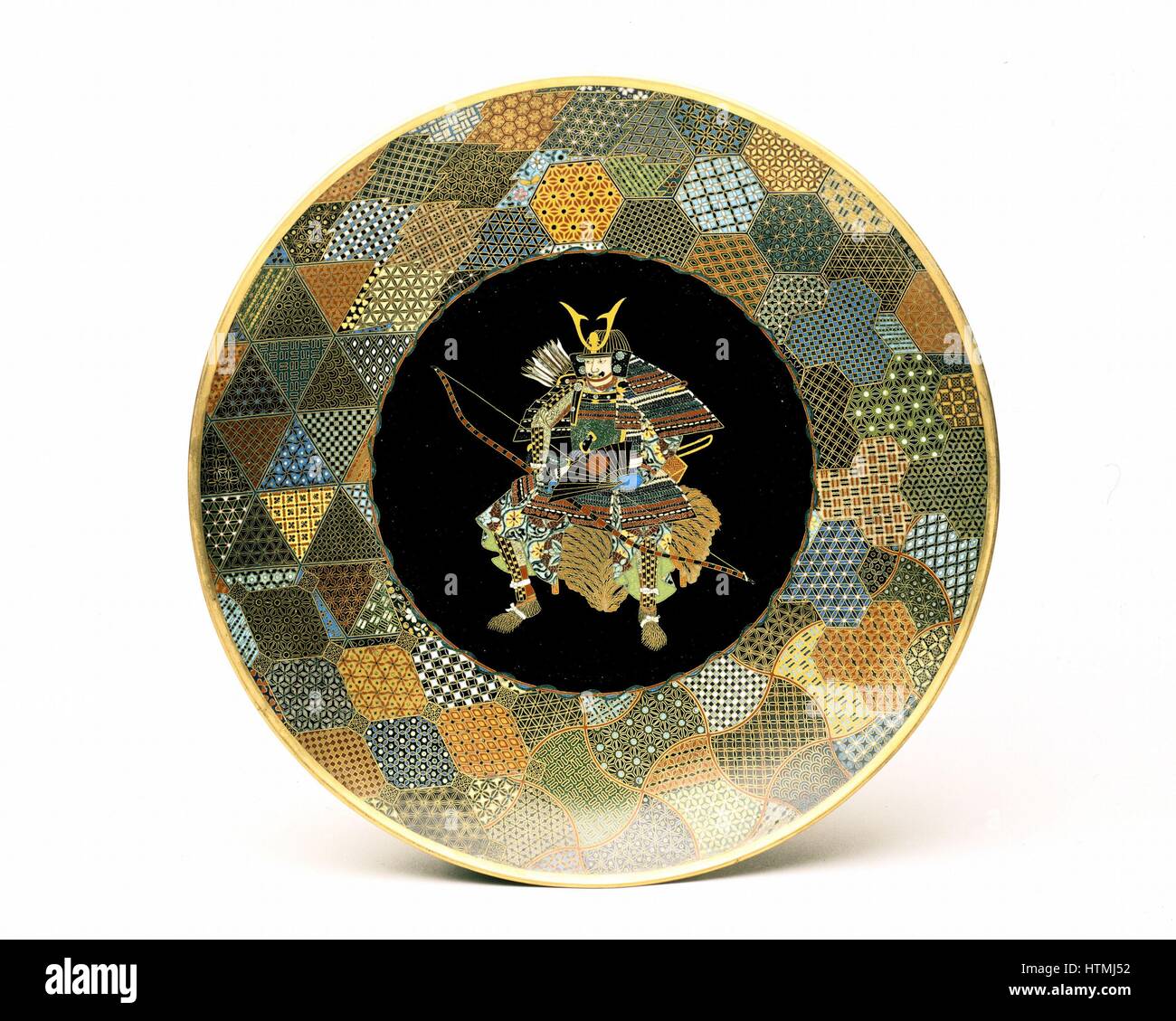 Plaque japonaise. Guerrier assis en armure complète tenant arc et carquois, ventilateur de flèches sur son dos. L'émail cloisonné sur cuivre 1850-75. Victoria & Albert Museum, Londres Banque D'Images
