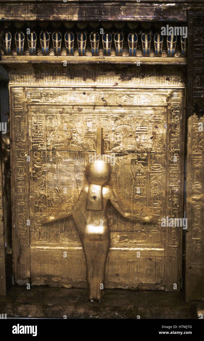 Toutânkhamon (Tutenkamen) d.c.1340 BC 18e dynastie pharaon égyptien. Guardian figure sur son sarcophage doré photo. Banque D'Images