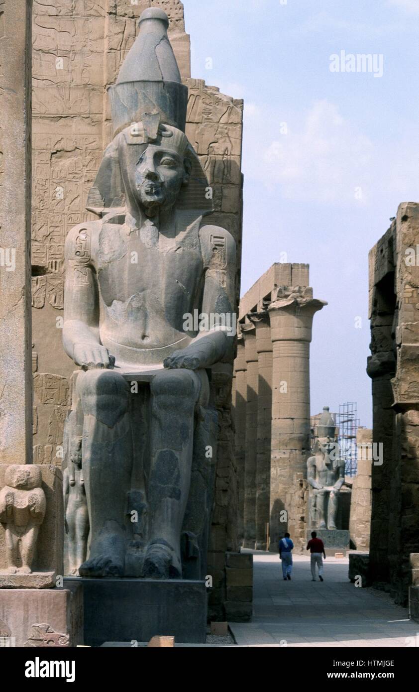 Statue géante de Ramsès II le Grand (1304-1237BC) Le troisième roi de la 19e dynastie, à Louxor Banque D'Images