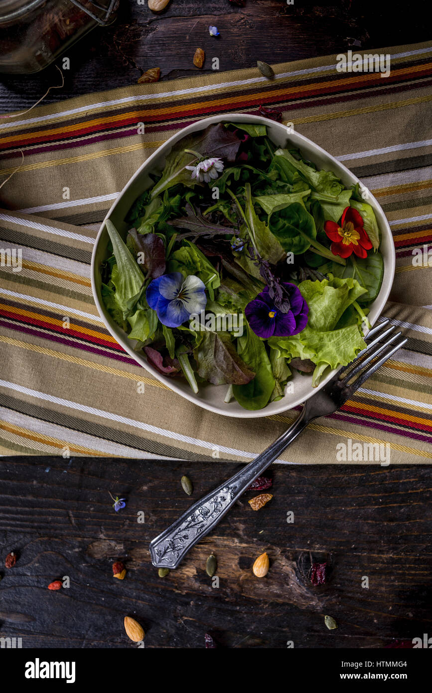 Colourfull salade avec Fleurs comestibles Banque D'Images