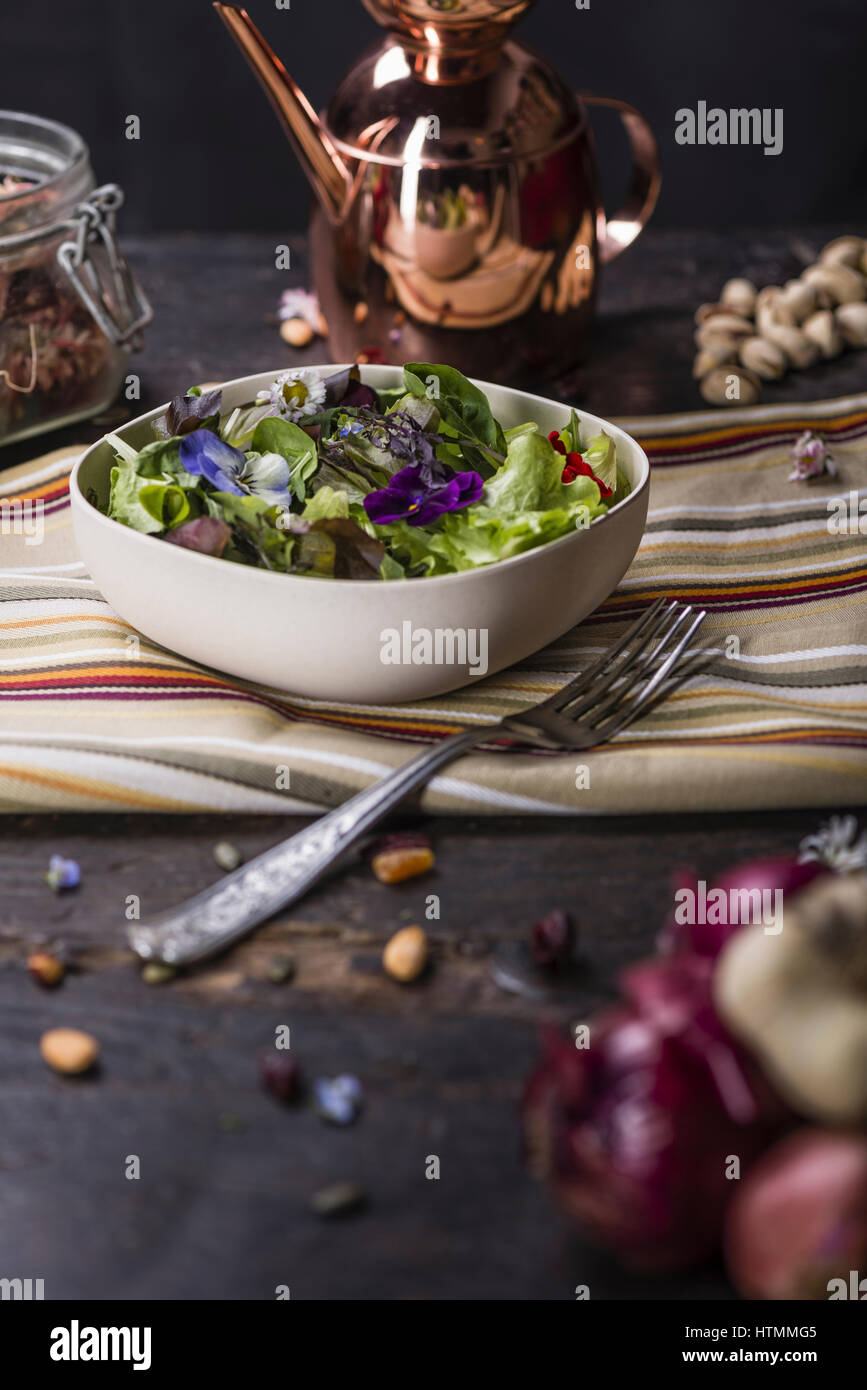 Colourfull salade avec Fleurs comestibles Banque D'Images