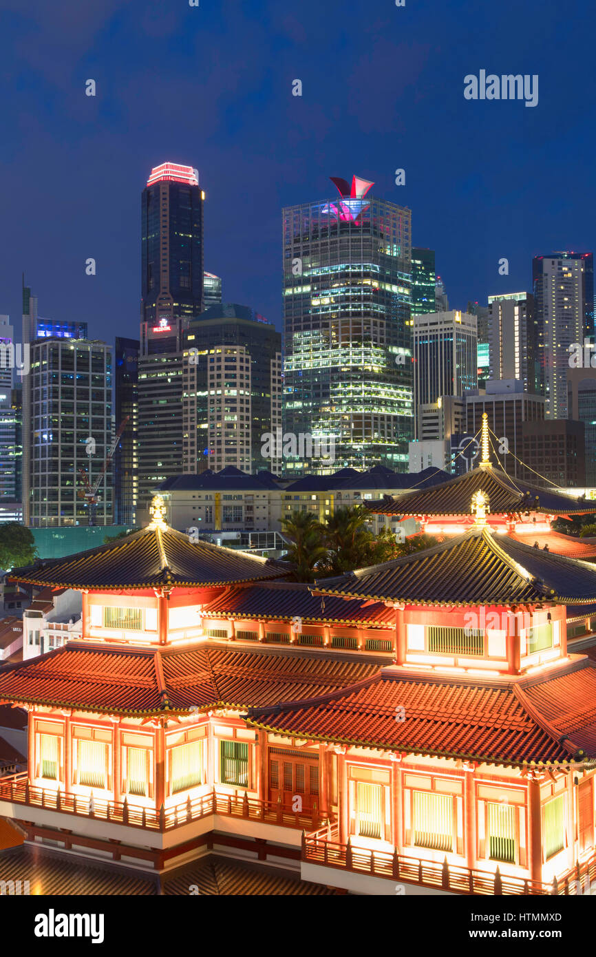 Buddha Tooth Relic Temple et gratte-ciel au crépuscule, Chinatown, Singapour Banque D'Images