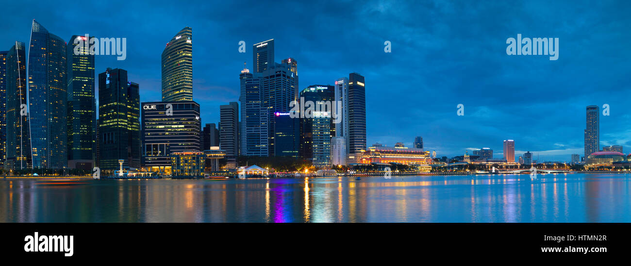 Gratte-ciel du CBD au crépuscule, Marina Bay, Singapour Banque D'Images