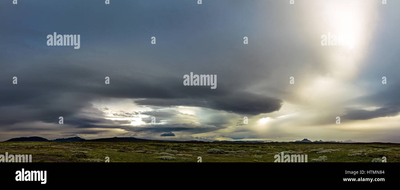 Tempête énorme dans le highland islandais nuages spectaculaires. et le ciel. Banque D'Images