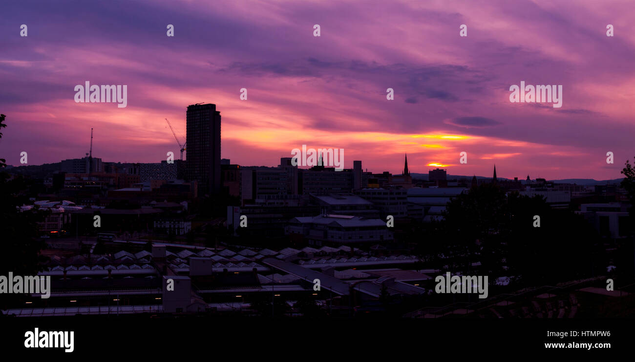 Le centre-ville de Sheffield au coucher du soleil, tourné le 16 juin 2015 Banque D'Images