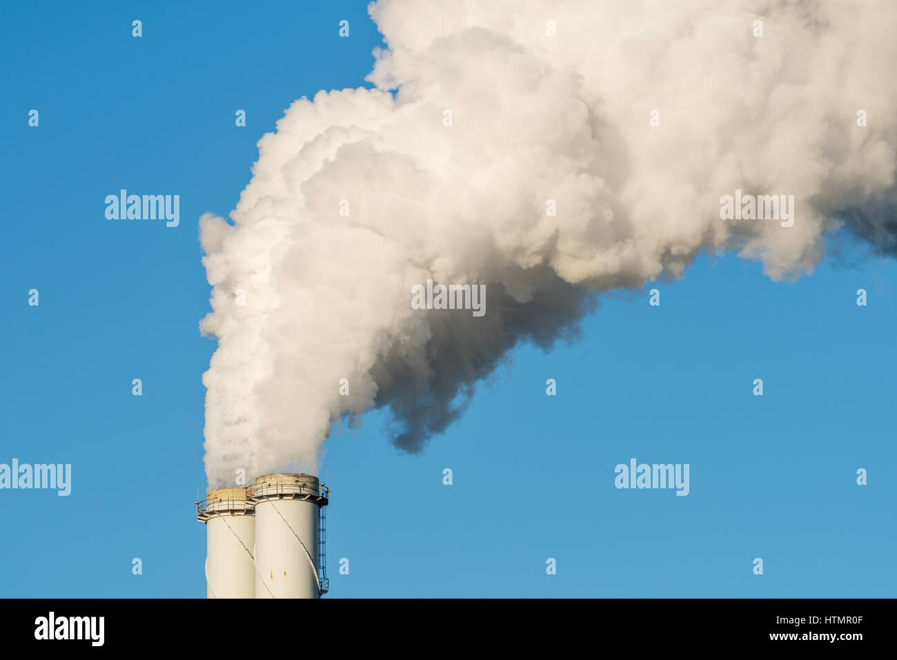 Le tuyau d'une centrale à charbon avec la fumée blanche comme un réchauffement global concept. Banque D'Images