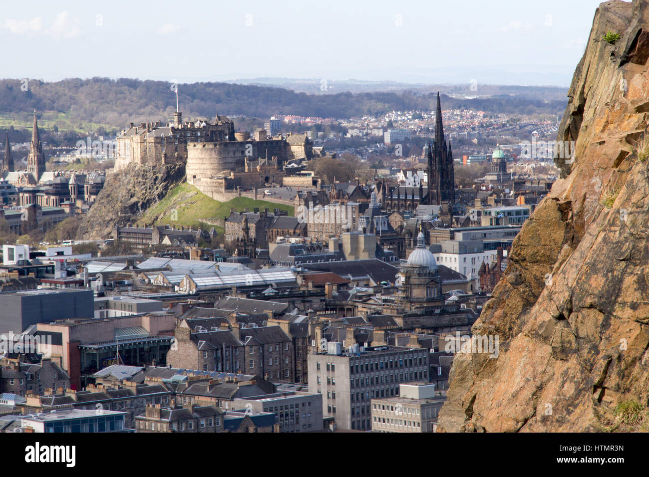 Le soleil brille sur le château d'Édimbourg, à Salisbury Crags ossature bois l'image de droite Banque D'Images