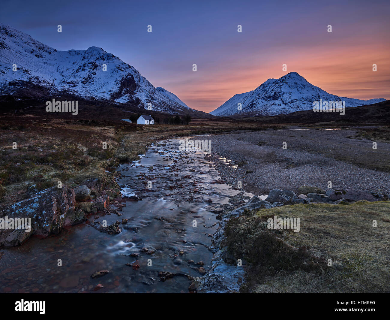 Coucher de soleil sur Lagangarbh Cottage, Glen Coe, Ecosse Banque D'Images