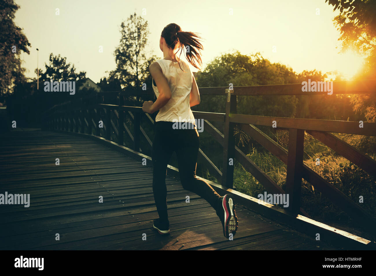 Femme sportive et la formation en dehors de l'exécution de jogger dans la nature Banque D'Images