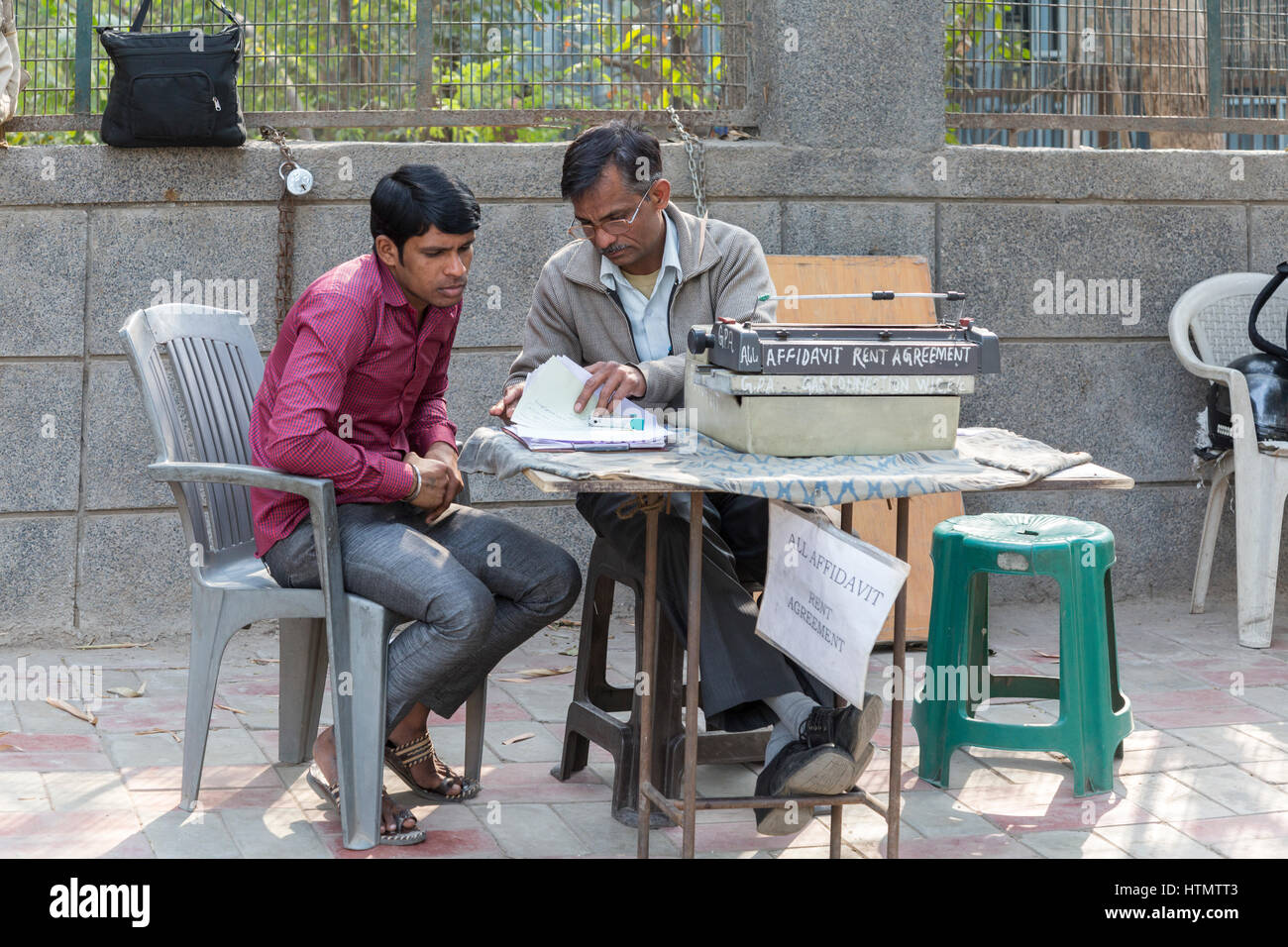 L'écriture et un éventail de services sur la rue, Delhi, Inde Banque D'Images