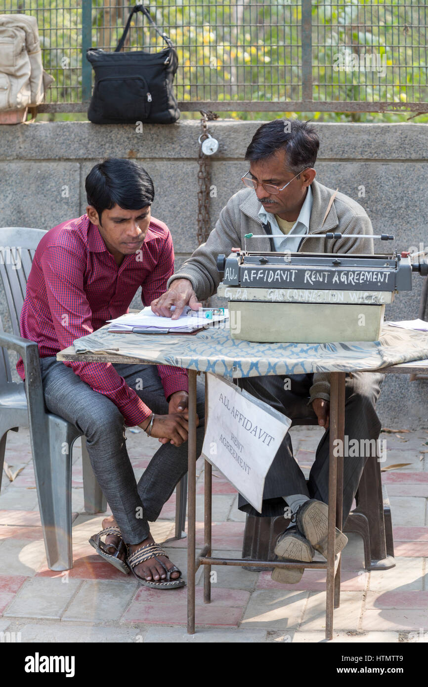 L'écriture et un éventail de services sur la rue, Delhi, Inde Banque D'Images