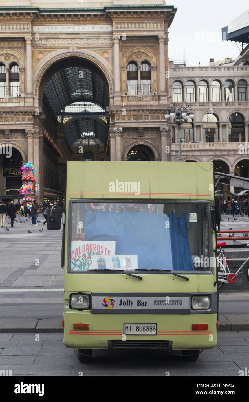Snack food van sur la Piazza Duomo, Milan, Italie Banque D'Images