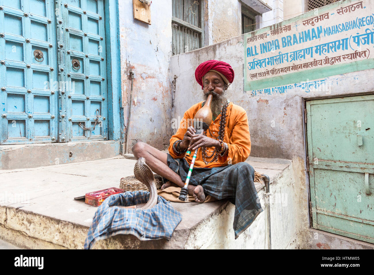 L'invocateur de serpents, Vieille Ville, Varanasi, Uttar Pradesh, Inde Banque D'Images