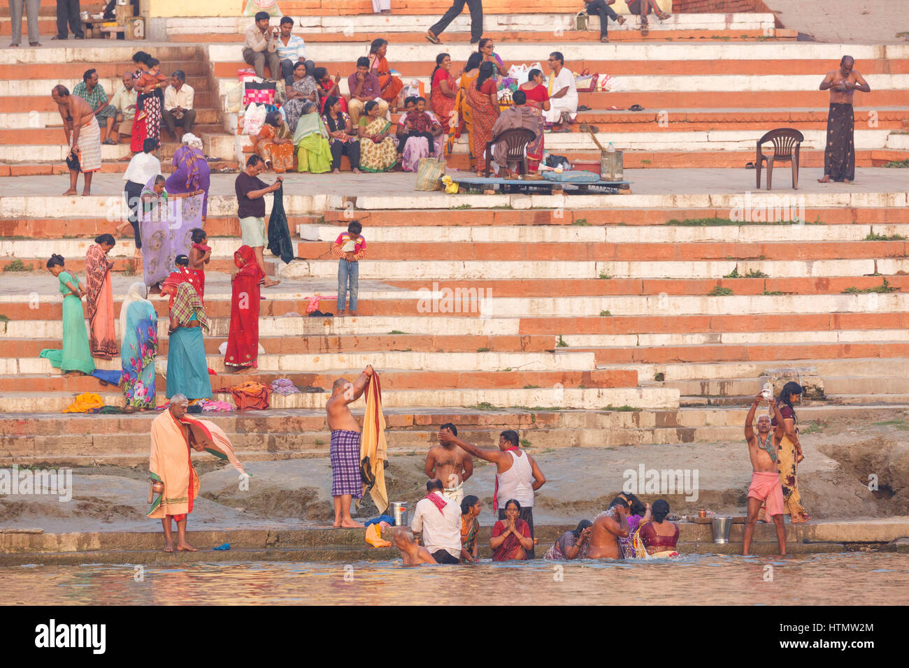 Pèlerins dans les Ghats sur le Gange, Varanasi, Uttar Pradesh, Inde Banque D'Images